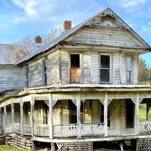 This house was built in 1889 but left in ruins, it was abandoned for many years before he bought it and now no one can believe WHAT HE MADE OF IT. WOW! Here’s what it looks like inside: