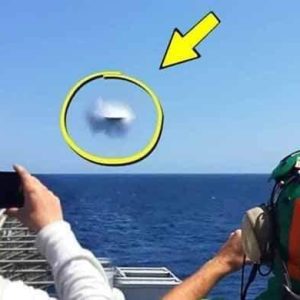 Pilots See Object Getting Closer – They Turn Pale When They Realize What It