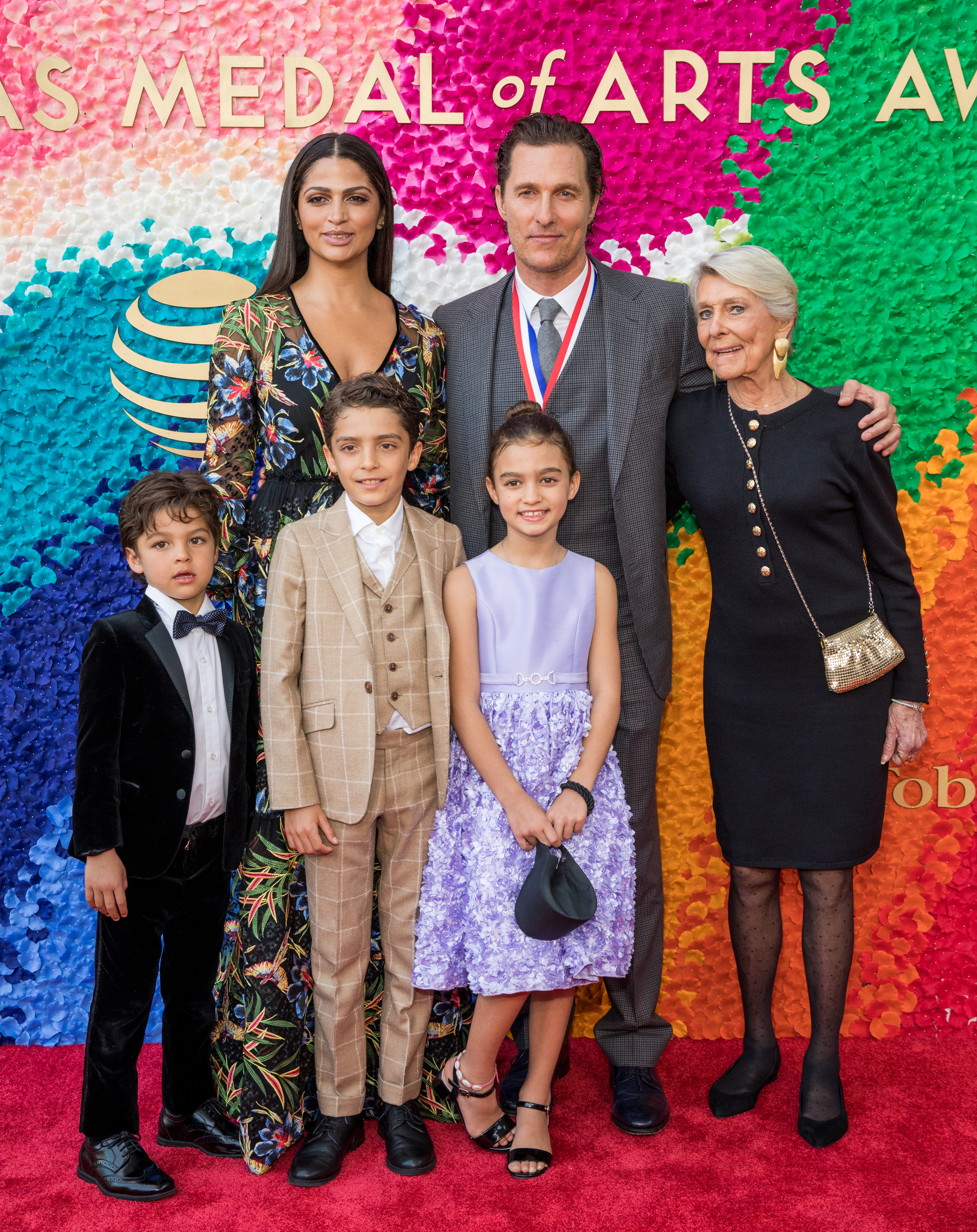 Livingston Alves McConaughey, Camila Alves, Levi Alves McConaughey, Matthew McConaughey, Vida Alves McConaughey và Kay McConaughey tại Lễ trao giải Texas Medal of Arts vào ngày 27 tháng 2 năm 2019, tại Austin, Texas | Nguồn: Getty Images