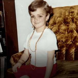 This Girl Who Grew Up ‘Dirt Poor’ & Whose Mom Was ‘Determined to Die’ Is a Country Music Hall of Famer