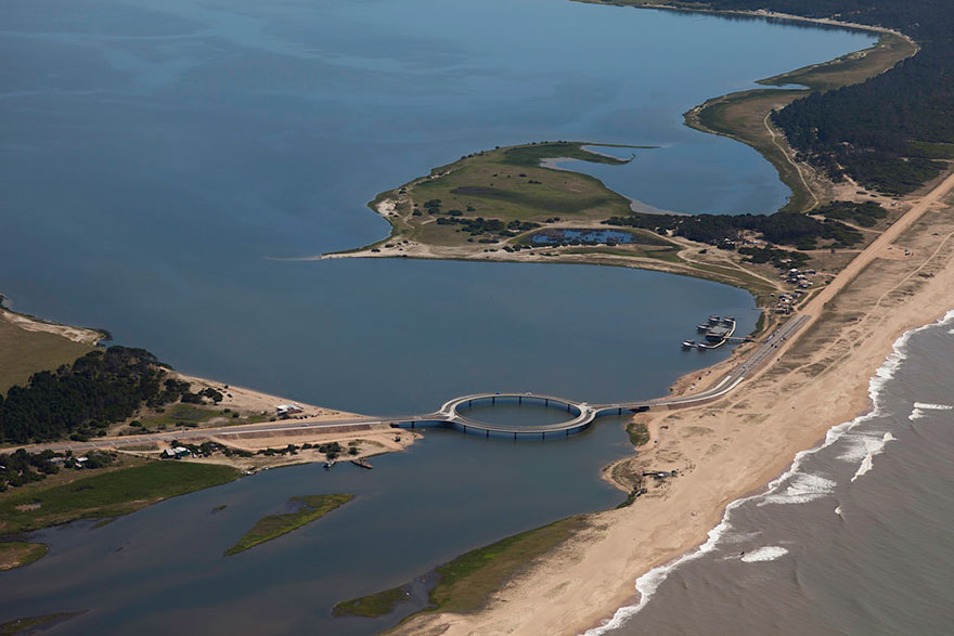 A panoramic view of the circular bridge.